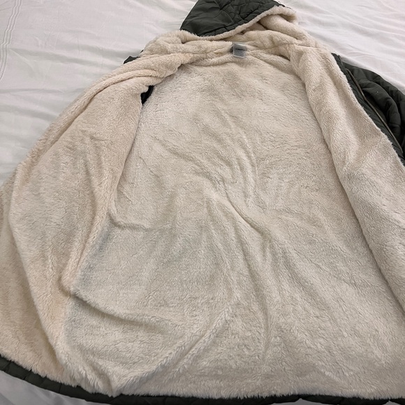 Beautiful olive green hooded Avalanche Outdoor Supply Company winter jacket. - Picture 4 of 5